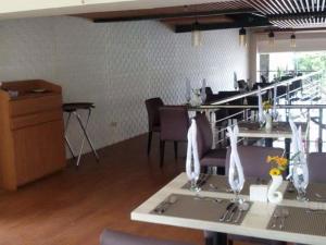 SantiagoMango Suites - Isabela的一间带桌椅的用餐室