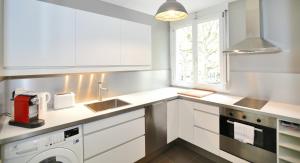 里昂Appart' Mazenod的白色的厨房配有水槽和洗碗机