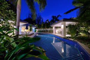 纳通市BAAN RIM TALAY - Beach Side 2 Bed Pool Villa的夜间在房子前面的游泳池