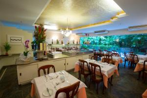 里约热内卢奥古斯托科帕卡巴纳酒店的一间带桌椅的餐厅和一间厨房