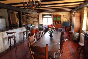 Casa rural El Manantial餐厅或其他用餐的地方