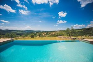 基安蒂格雷夫Fattoria di Rignana的蓝色的游泳池,享有山景