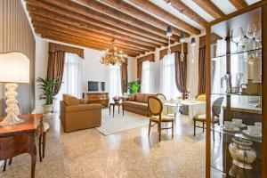 威尼斯圣特奥多罗宫 - 豪华公寓的客厅配有沙发和桌子