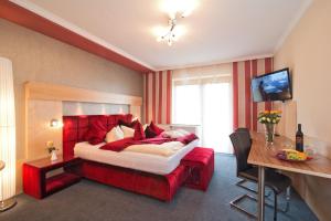 菲尔斯滕费尔德附近洛伊佩尔斯多夫Dreilandhof的酒店客房设有一张大床和一张书桌。