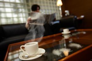 弘前市弘前广场酒店 的咖啡桌,咖啡杯和汤匙