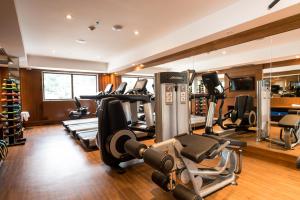 里约热内卢Windsor Leme Hotel的健身房设有跑步机和椭圆机