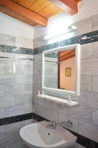 圣帕拉斯凯维马拉奇别墅公寓式酒店的一间带水槽和镜子的浴室