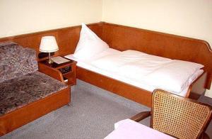 兰施图尔葛丁格酒店的配有床、椅子和桌子的酒店客房