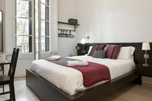 巴塞罗那BruStar Gotic-Centric的一间卧室配有一张大床和两条毛巾