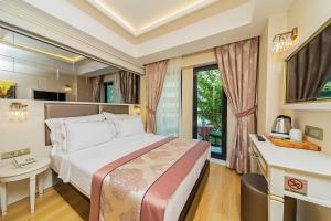 伊斯坦布尔格兰纳基酒店的酒店客房带一张床和一个厨房