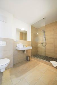 因戈尔施塔特Hotel New In Guesthouse的浴室配有卫生间、盥洗盆和淋浴。