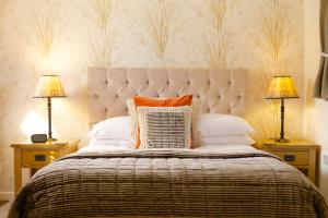 奇切斯特皇家橡树旅馆的一间卧室配有一张大床和两盏灯