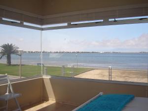 鲸湾港Lagoon View Self Catering的客房设有海景大窗户。