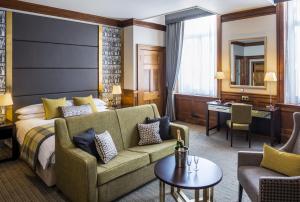 格拉斯哥格拉斯哥阿波得酒店的酒店客房,配有床和沙发