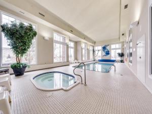 布鲁克斯赫瑞提吉布鲁克斯假日酒店的中间设有带热水浴池的大浴室