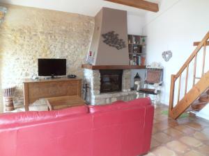 Saint-MontanLe Mouleyras的客厅设有红色的沙发和壁炉