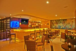 波哥大蓝套房酒店的一间带桌椅的餐厅和一间酒吧