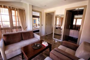 帕莫卡莱维纳斯套房酒店 的客厅配有两张沙发和一张桌子