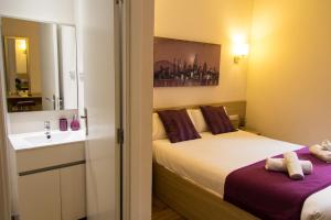 巴塞罗那巴塞罗那漫游旅馆的一间卧室配有床、水槽和镜子