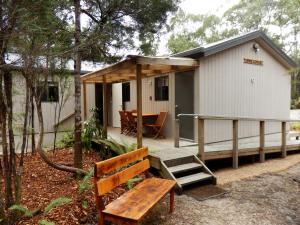 GeevestonTahune AirWalk Cabin and Lodge的小屋设有长凳和桌子