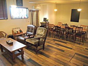 广岛广岛悦动酒店的带家具的客厅和用餐室