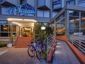 索托马里纳乐特努耶酒店的停放在大楼前的两辆自行车