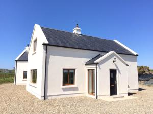 利斯坎诺Rannagh View的黑色屋顶的白色房子