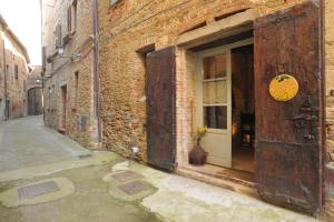 帕尼卡莱La Casina Del Lillotatini的一条有敞开门的小巷和一座建筑