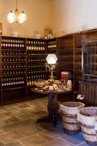 奥莫多斯斯达克伊亚尼酒店的品酒室,配有桌子和葡萄酒瓶