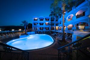 拉加纳斯Zante Atlantis Hotel的度假村的游泳池
