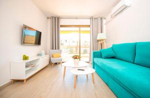 拉皮内达奥纳阿克玛丽娜公寓的客厅配有蓝色的沙发和桌子