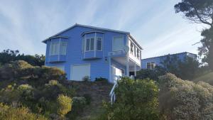 普林格尔贝伊The Mermaid's Tail的山顶上的蓝色房子