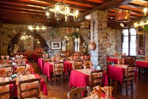 圣米歇尔山老旅馆的大楼内的餐厅,配有粉红色的桌椅