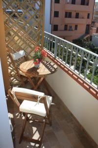 阿尔盖罗Terrazzi in Fiore的阳台配有桌子和椅子。