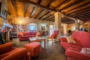查加基恩Ktima Dikopoulos - Villa Kirstin的一个带红色沙发和椅子的大客厅