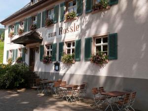 BollschweilGasthaus zum Rössle的建筑物外的一排桌椅