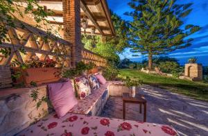 查加基恩Ktima Dikopoulos - Villa Kirstin的庭院配有粉红色的枕头和桌子