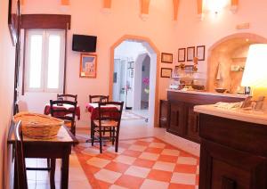 塔维亚诺维多利亚旅馆的厨房以及带桌椅的用餐室。