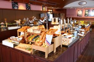 神户神户三宫东急REI酒店的包含不同种类面包和糕点的自助餐