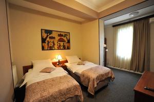 第比利斯ZP酒店的酒店客房设有两张床和窗户。