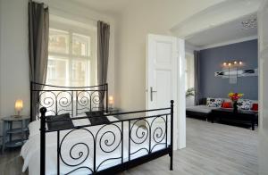 布拉格纳芙拉蒂诺娃公寓 的一间卧室设有一张床和一间客厅。