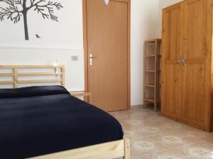 阿茨特雷扎Appartamento Gardenhouse的一间卧室配有一张床和一扇木门