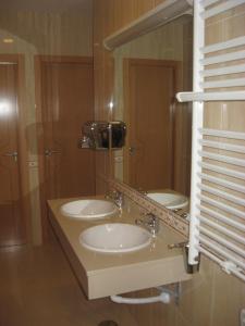 莫塞永芭堤雅酒店的浴室设有2个水槽和镜子