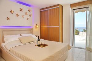 卡尼奥提Kastoria Hotel Apartments的一间卧室设有一张床,享有海景