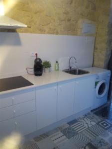 阿利坎特圣罗克公寓 的厨房配有水槽和洗衣机