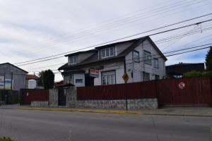 瓦尔迪维亚Hostal Buenaventura的街道边有栅栏的房子