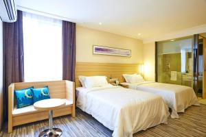 吉隆坡City Comfort Hotel Kuala Lumpur City Center (Bukit Bintang)的酒店客房设有两张床和窗户。