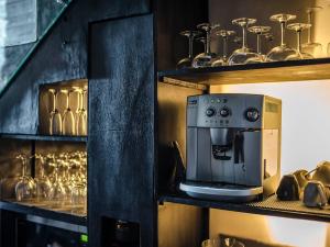 坎古Villa Mana by Elite Havens的厨房配有咖啡壶和玻璃架