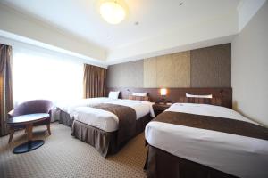 长野都会酒店客房内的一张或多张床位