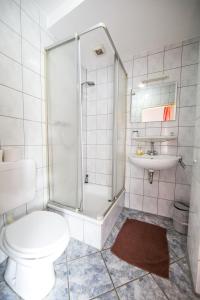施托尔贝格布尔格霍夫酒店的带淋浴、卫生间和盥洗盆的浴室